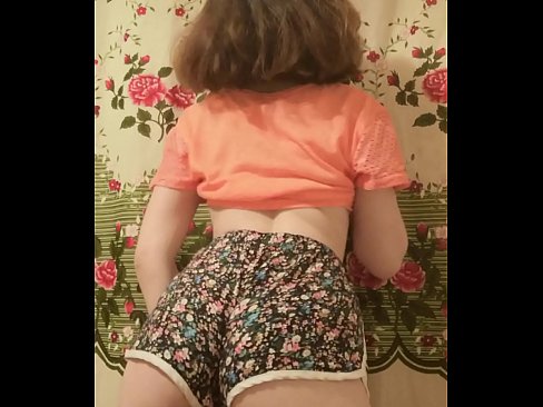 ❤️ Tânără sexy care se dezbracă de pantaloni scurți în fața camerei de filmat ❤  at ro.trysex.ru ❤